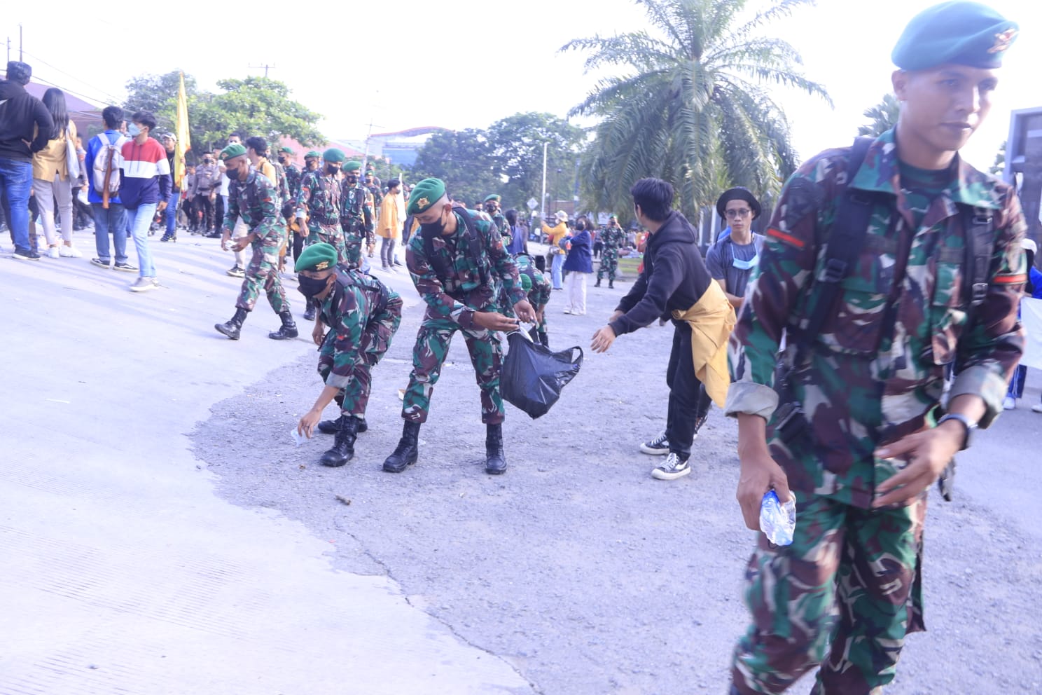 aksi-bersih-bersih-oleh-ratusan-personel-dari-tni-polri-usai-demo-nasional.jpg