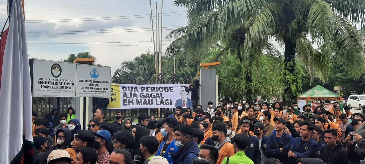 aksi-mahasiswa-yang-tergabung-dalam-aliansi-mahakam-rabu-642022-kemarin-sore.jpg