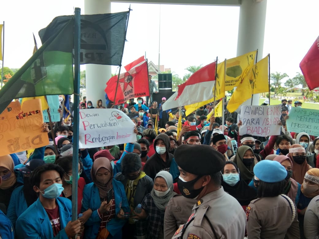 BREAKING NEWS Gabungan Mahasiswa dan Pemuda Duduki Kantor DPRD Kutim, Pintu Kaca Gedung Pecah