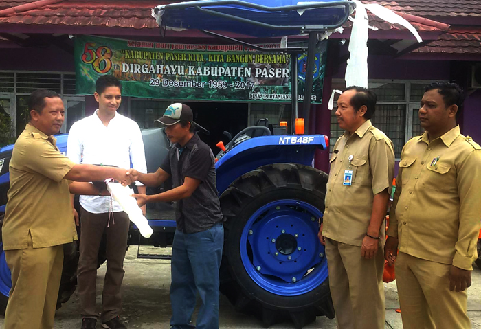 anggota-dpr-ri-budisatrio-djiwandono-beri-bantuan-lima-traktor-untuk-petani-di-paser_20171219_132209.jpg