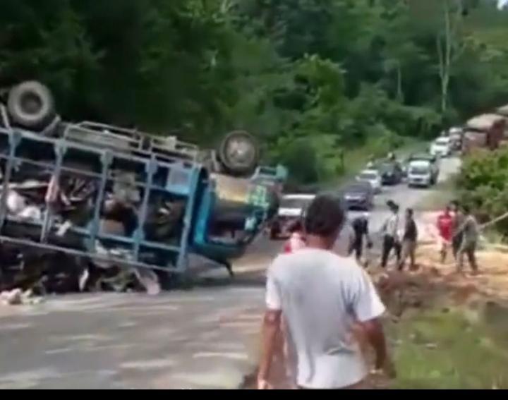 Truk Pengangkut Motor Baru Terbalik di Gunung Hantu, Akibatkan Kemacetan di Poros Samarinda-Bontang
