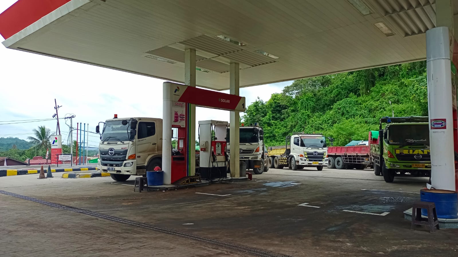antrean-truk-di-salah-satu-spbu-di-kota-samarinda-pemkot-samarinda-akan-mengeluarkan.jpg