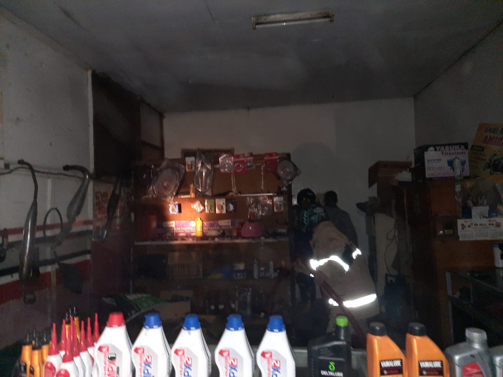 Atap Rumah Terbakar, Petugas Pemadam di Tarakan Butuh Waktu Hanya Lima Menit Jinakkan Api