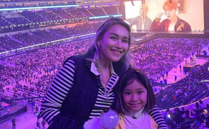 Ayu Ting Ting Terpaksa Beli Jaket sebelum Nonton Konser BTS agar tak Kedinginan, Mahal Banget Cuy