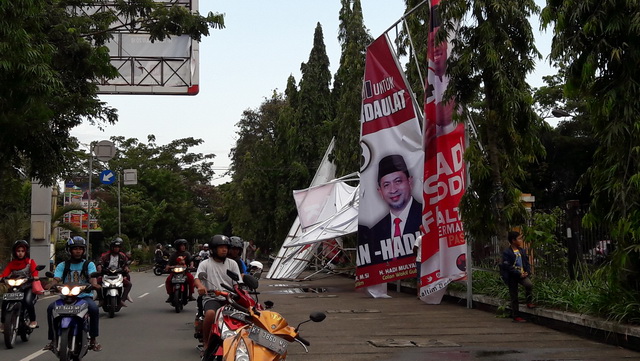 Dua Baliho Paslon Cagub Kaltim Ambruk, Algaka Isran dan Rusmadi Nyaris Roboh
