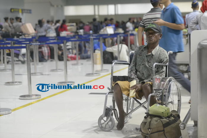 Kisah Pemuda Putus Sekolah yang Memilih Mengais Rezeki di Bandara