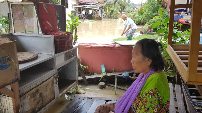 Air Sampai Masuk ke Warung Warga Beller Tak Bisa Jualan, Warga: Banjir Jadi Cerita Mati!