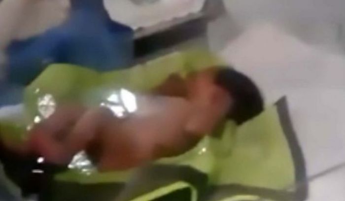 Dibuang Setelah Dilahirkan, Bayi Mungil Ini Ditemukan di Tumpukan Sampah dan Dikerumuni Semut