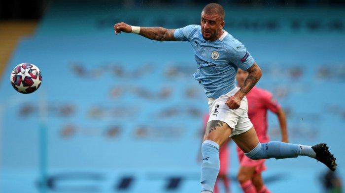 bek-inggris-manchester-city-kyle-walker-menyundul-bola-selama-pertandingan-sepak-bola-leg-fix-lagi-2.jpg