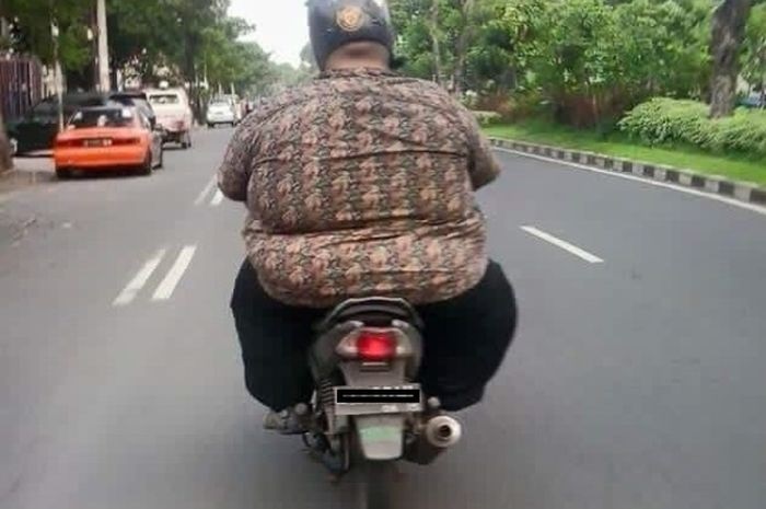 Selalu Berhati-hati, Naik Motor dengan Bobot Tubuh Berlebih Ternyata Menyimpan Risiko