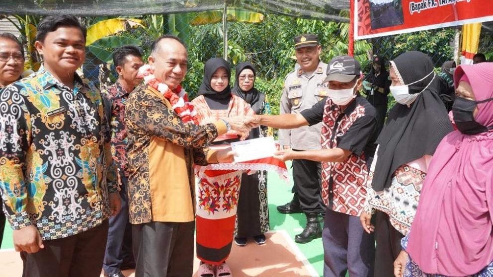 Salurkan BLT di Kampung Loa Deras, Wabub Kubar Edyanto Arkan Ajak Warga Kembangkan Perekonomian