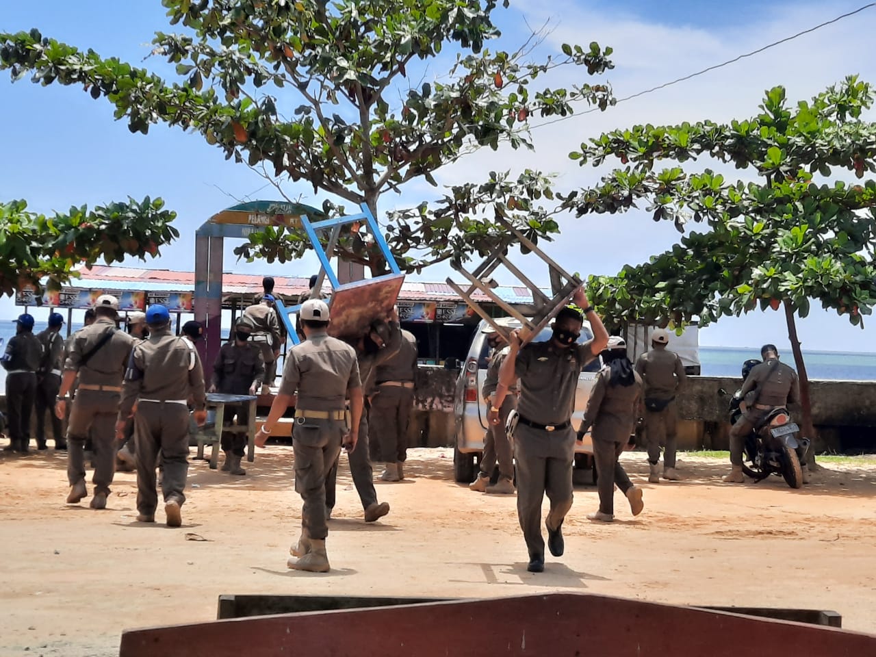 Satpol PP Penajam Paser Utara Bongkar 1 Cafe di Pantai Nipah-nipah, Sering jadi Tempat Pesta Miras