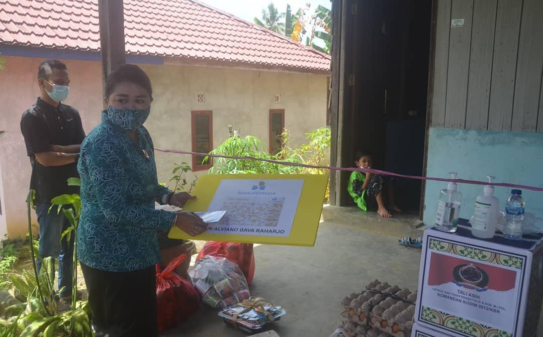 Bunda Paud Kutai Barat Serahkan Buku Tabungan Simpel untuk Vino Bocah Yatim Piatu Akibat Covid-19