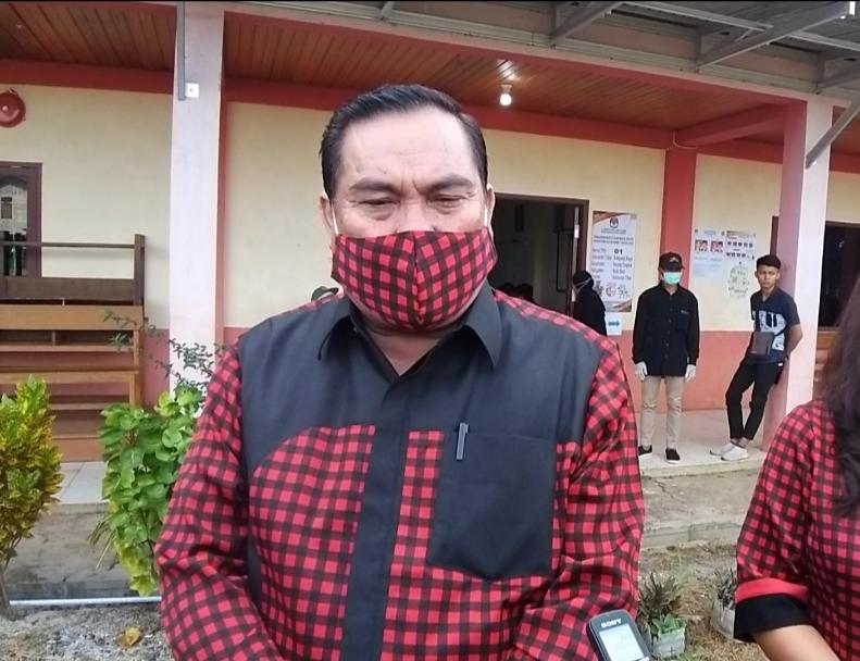 bupati-kutai-barat-fx-yapan-saat-di-wawancarai-awak-media.jpg
