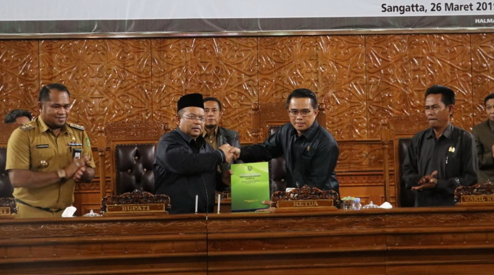 bupati-kutim-menyerahkan-lkpj-2018.jpg