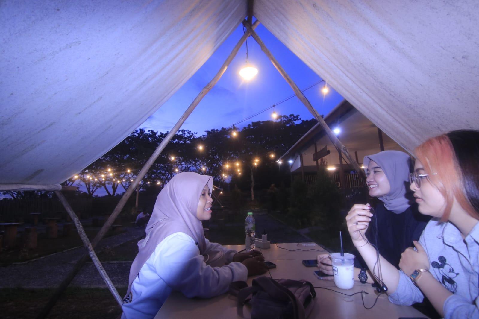 Rustic Camp dan Cafe Samarinda, Menikmati Sunset dengan Hangatnya Api Unggun