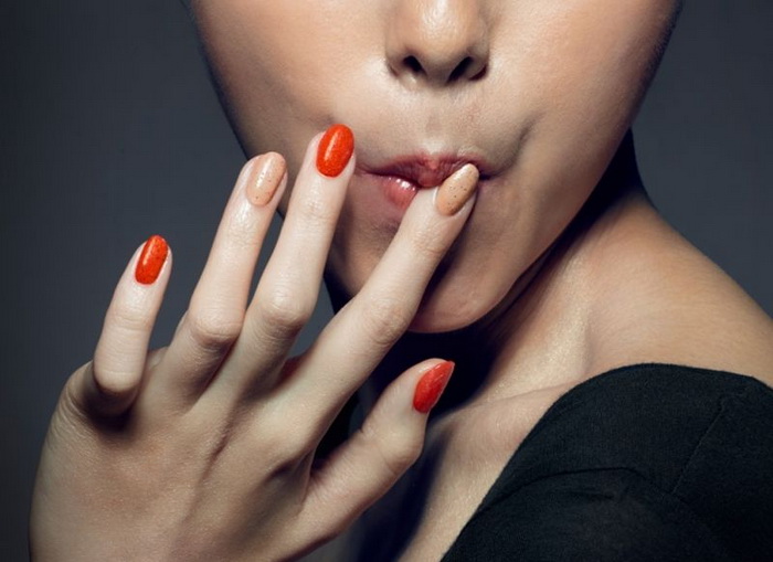 VIDEO -- Yummy. . .  KFC Luncurkan Cat Kuku, Enak Bisa Dijilati Seperti Rasa Ayam Goreng