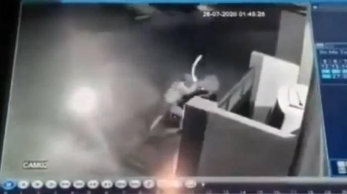 VIRAL Emak-emak Bikin 2 Begal Ciut Nyali, Rebut Tas yang Dirampas, Sampai Gulat & Ambil Alih Celurit