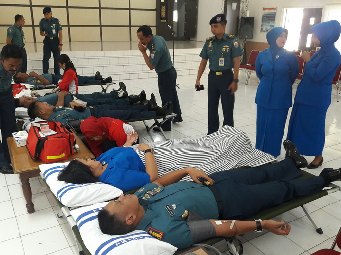 Lihat Kondisi ini, Danlanal Donorkan Darahnya