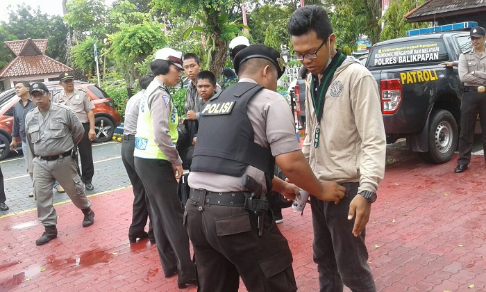 Dikecam Lakukan Kekerasan terhadap Demonstran, Ini Kata Polisi . . .