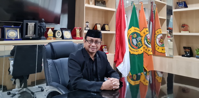 foto-rektor-universitas-balikpapan-dr-isradi-zainal.jpg