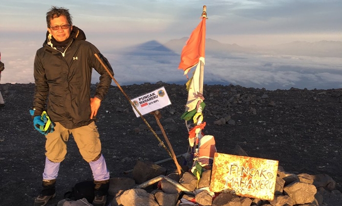 foto-rocky-gerung-saat-naik-gunung.jpg