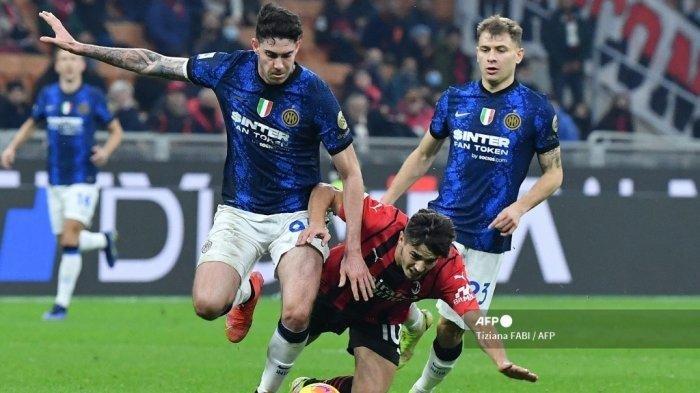 gelandang-ac-milan-spanyol-brahim-diaz-tengah-berebut-bola-dengan-bek-inter-milan-alessandro.jpg