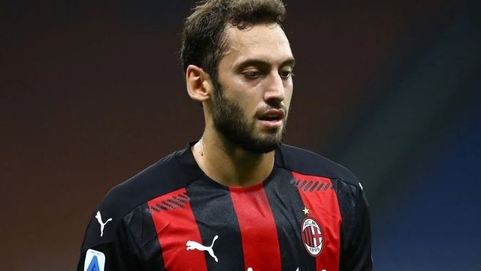 Pertemuan AC Milan dengan Sang Agen Mentok, Hakan Calhanoglu Enggan Tandatangani Kontrak Baru