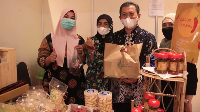 h-hadi-mulyadi-dengan-bangga-memamerkan-produk-umkm-di-arena-pekan-kreatif.jpg