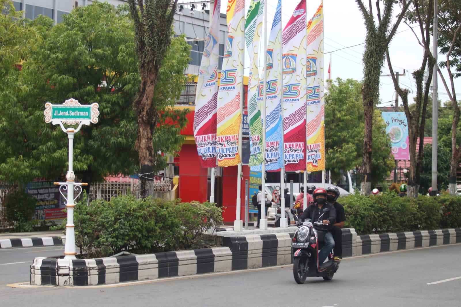 halaman-kantor-pemkot-balikpapan-dengan-semarak-kemeriahan.jpg