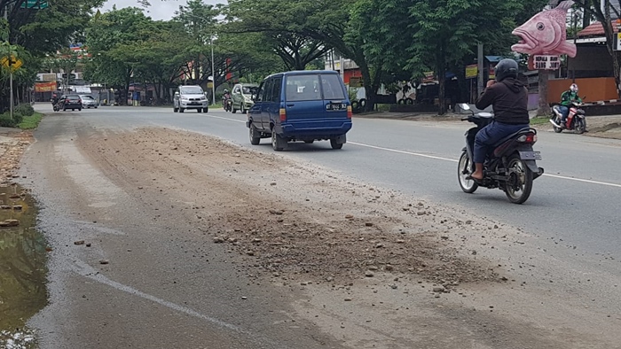 Waspada Melintas Jalan Mt Haryono Balikpapan! Ada Pasir dan Batu Bekas Banjir
