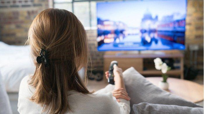 iStock-via-Tribunnews-Ilustrasi-menonton-televisi.jpg