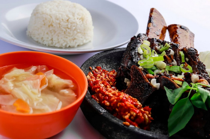 Di Warung Makan Kamu Pasti Kepedasan, Rasakan Lezatnya Iga Sapi Empuk Porsi Jumbo plus Sambal