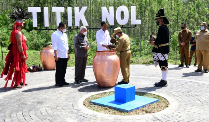 ikn-jadi-lokasi-wisata-menteri-hingga-warga-foto-duduk-di-titik-nol-geodesi-etika-warga-disorot.jpg