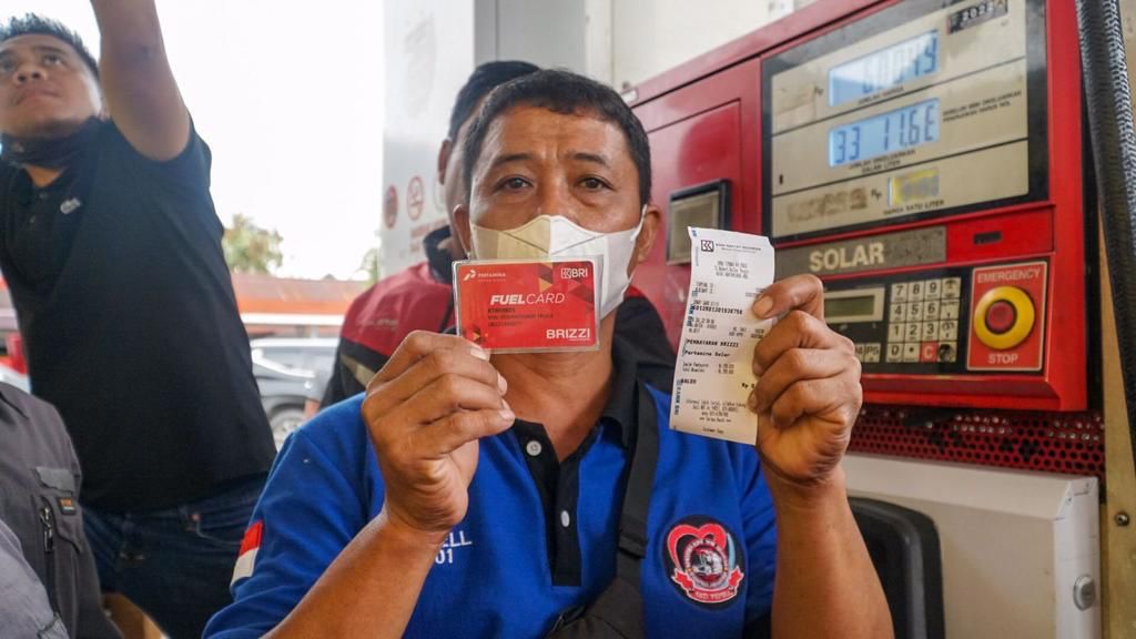 ilustrasi-penggunaan-fuel-card-saat-membeli-bbm-di-spbu.jpg