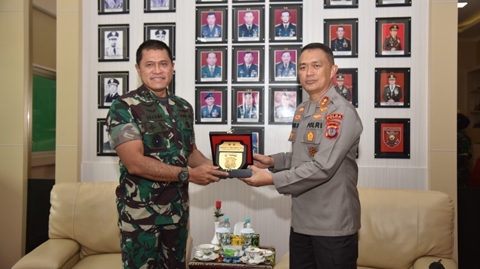 irjen-pol-drs-imam-sugianto-yang-disambut-hangat-oleh-pangdam-vimlw.jpg