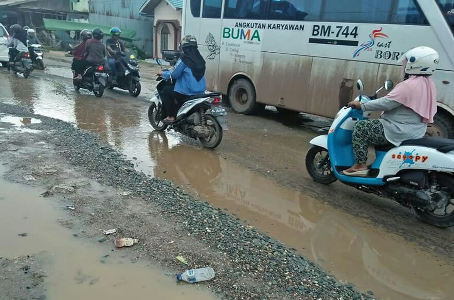 Warga Berharap Jalan Depan Pasar Sanggam Segera Diperbaiki