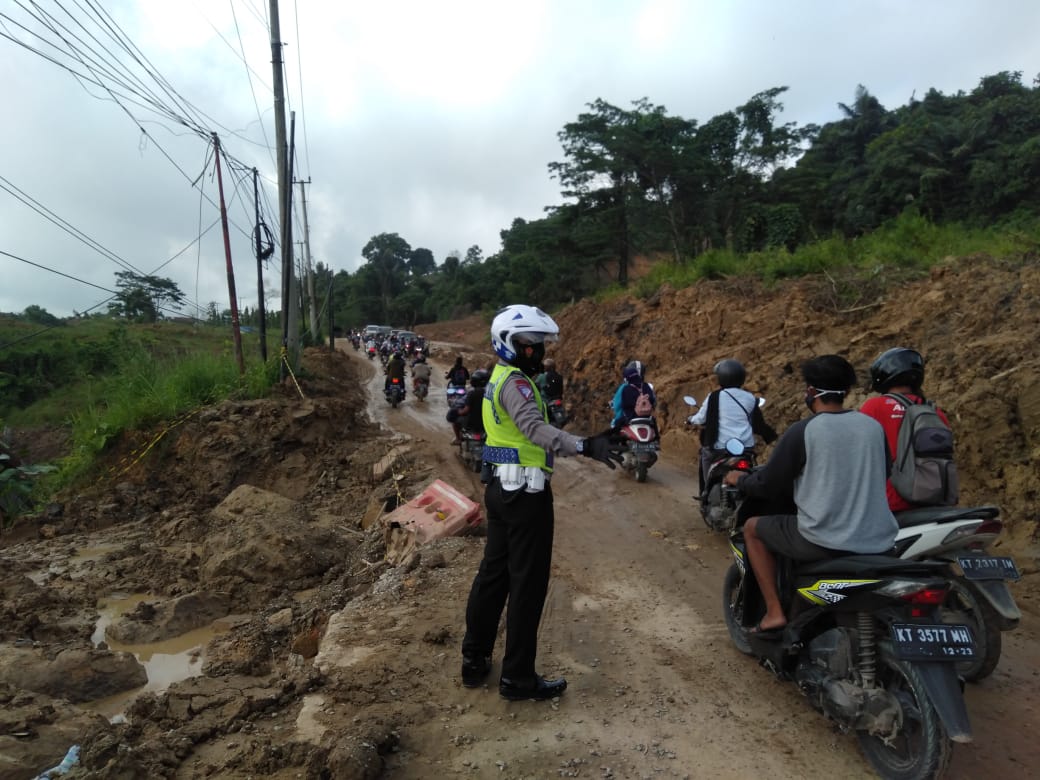 UPTD Wilayah II DPUPR Kaltim Cari Cara Buang Material Tanah di Jalan Longsor Pattimura Samarinda