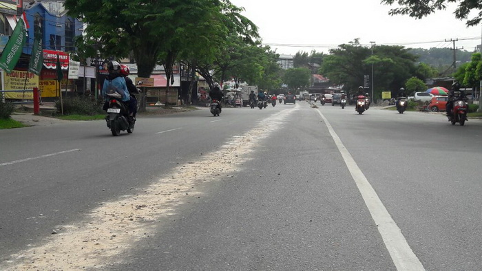 Hati-hati Oli Tumpah di Jalan MT Haryono, Banyak Motor Tergelincir