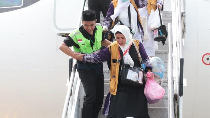 jamaah-haji-kloter-1-Embarkasi-Balikpapan-saat-tiba-di-Bandara-SAMS-Sepinggan.jpg