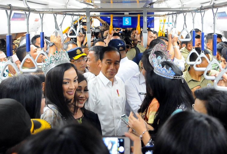 jokowi-naik-mrt-bersama-puteri-indonesia.jpg