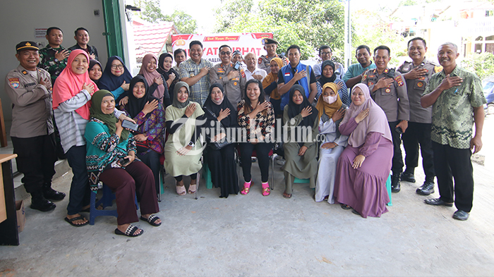 FOTO-FOTO: Momen Jumat Curhat antara Kapolresta Balikpapan dengan Warga Graha Indah - jumat-curhat-bersama-kapolresta-balikpapan-dengan-warga-graha-indah_05.jpg
