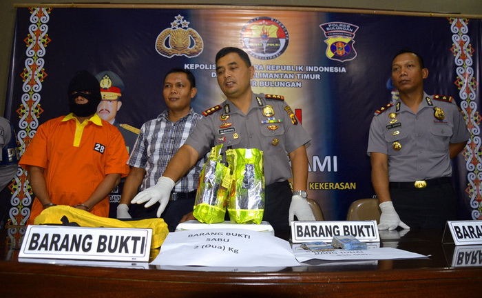 kapolres-bulungan-perlihatkan-sabu_20150904_200515.jpg