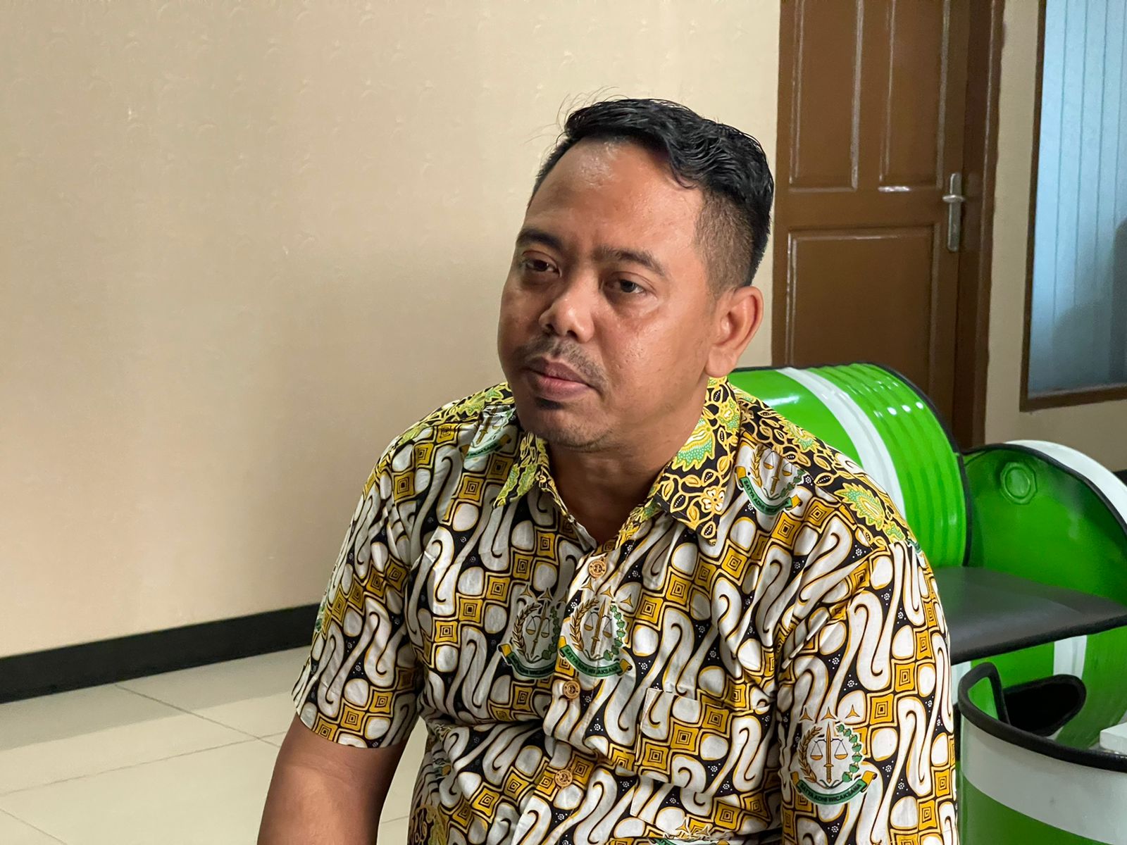 kasi-pidsus-kejari-bontang-ali-mustofa-menyampaikan-perkembangan-kasus-korupsi.jpg