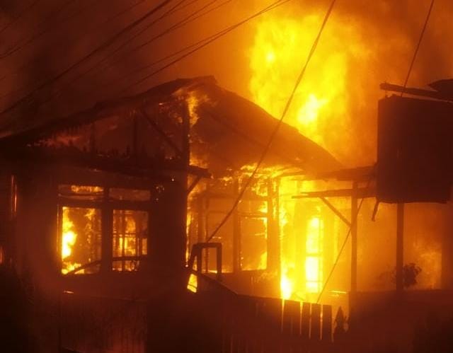 BREAKING NEWS Kawasan Padat Penduduk di Kelurahan Sidodamai Samarinda Ilir Membara