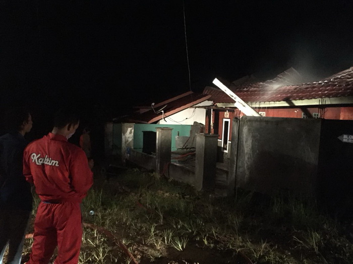 Pagi Buta, Warga Heboh Api Bakar 1 Rumah di Karang Joang