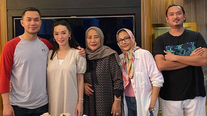 Kedekatan Zaskia Gotik & Ayah Mertua Bikin Salfok, Istri Sirajuddin Mahmud: Seperti Orangtua Sendiri