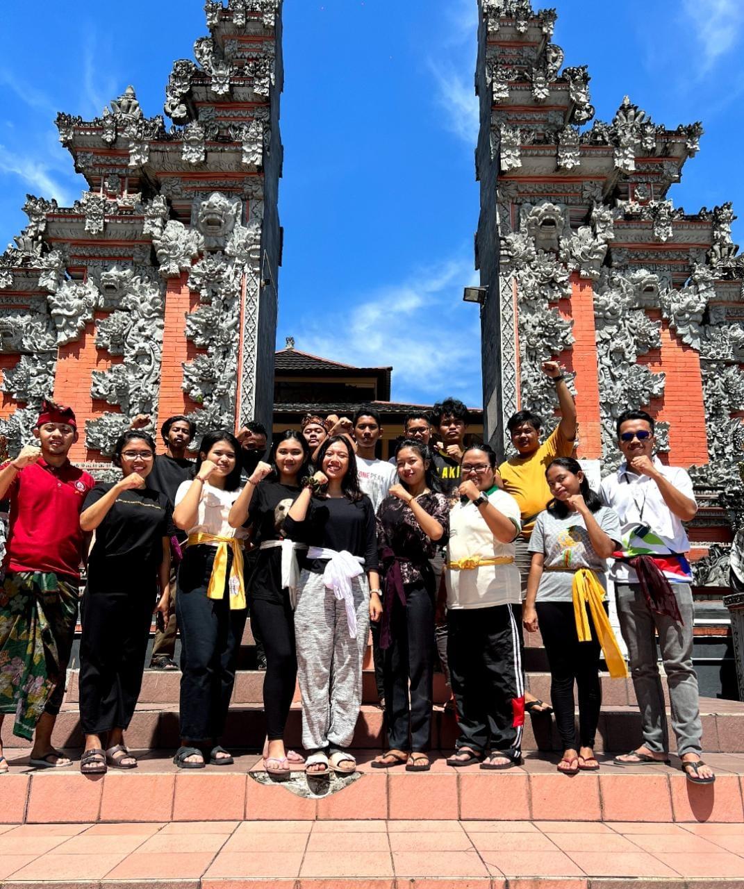 Pemuda Katolik Balikpapan Bakti Sosial di Pura Giri Jaya Natha