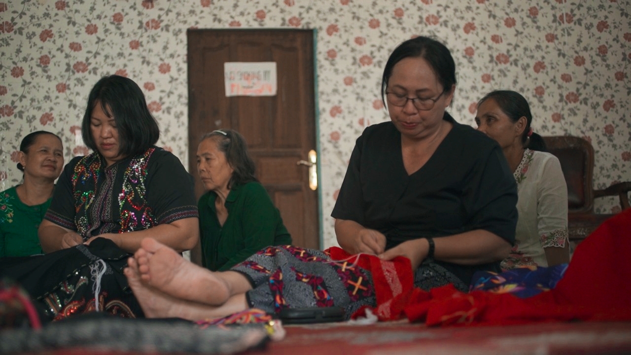 kegiatan-pembuatan-sarut-oleh-para-pengrajin-kerajinan-sulam-tradisional.jpg