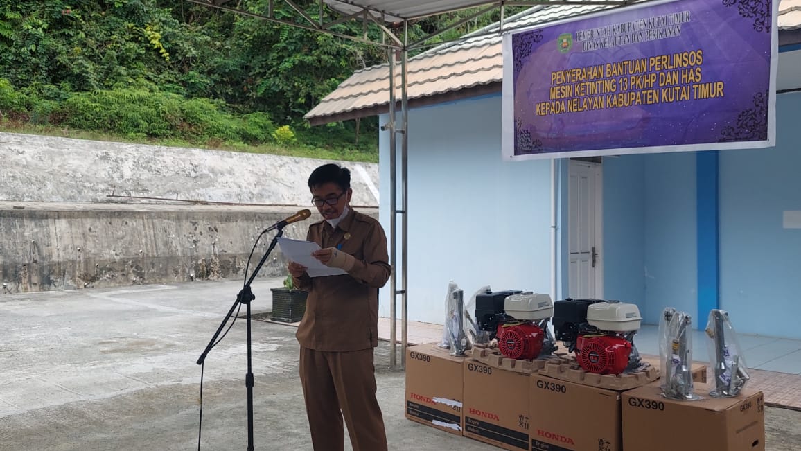 DKP Kutim Serahkan Ratusan Mesin Kapal kepada 15 Kelompok Nelayan